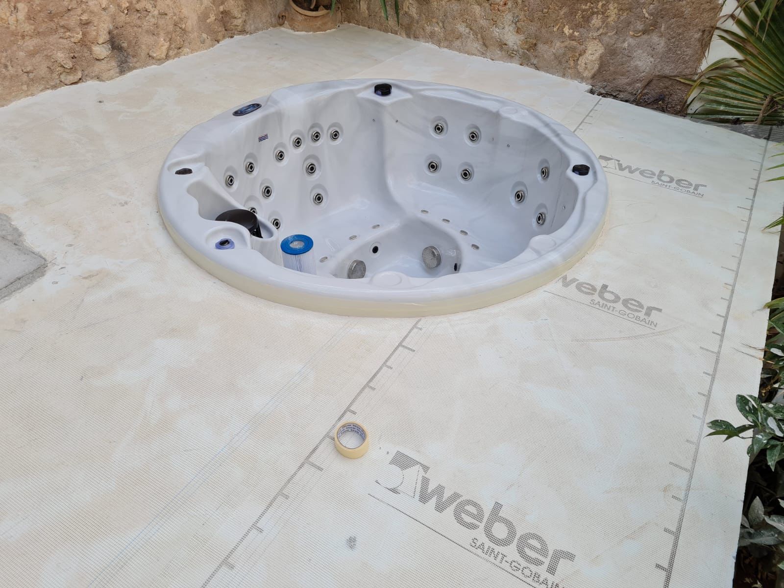 Built-in round spa installation phase 4